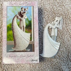 Roma Romantic Embrace Cake Topper - Cream